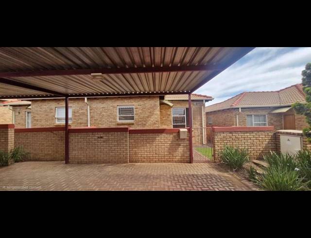 2 BEDROOM TOWNHOUSE FOR SALE IN HEUWELSIG ESTATE